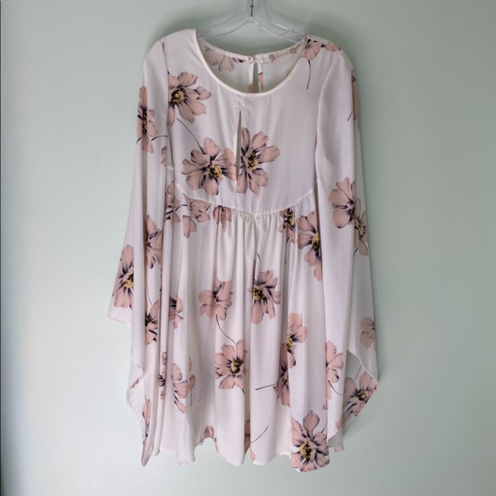 Flowy, long-sleeved flower dress